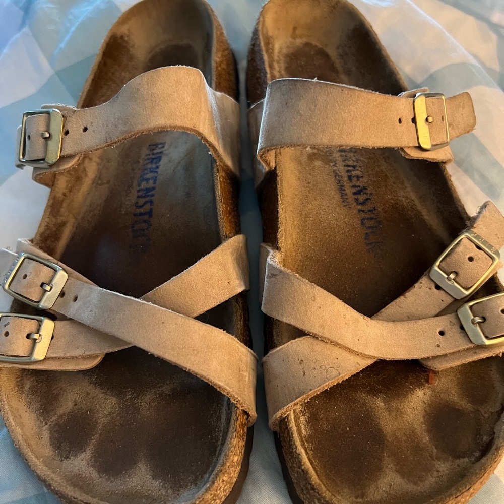 Used Tan Birkenstock sandals! Straps are in good shape. Wore them one summer.